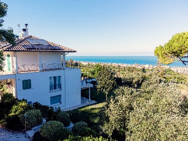 Foto Villa singola in coriolano, Potenza Picena di 330 m² con 6 locali