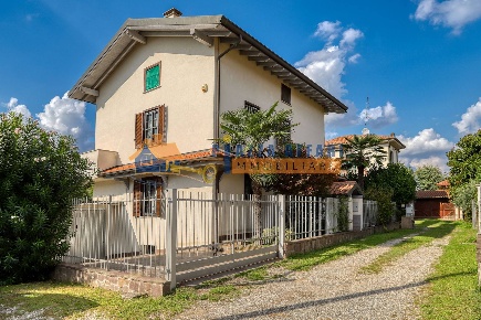 Foto Villa bifamiliare in via Como, Samarate Centro di 232 m² con 4 locali