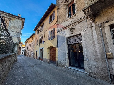 Foto Negozio in Via Roma, Viggiù Centro di 38 m² con 1 locali in affitto