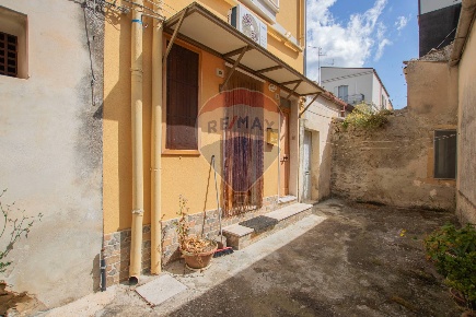 Foto Casa indipendente in Via Carlo V, Ferla di 188 m² con 9 locali