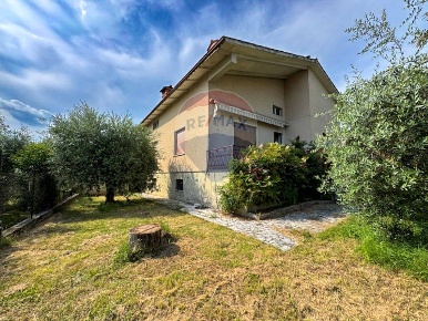 Foto Villa singola a Gavardo Gavardo Sopraponte di 264 m² con 9 locali
