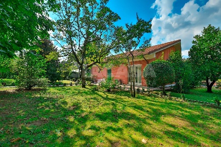 Foto Villa singola in cascina sofia, Bernareggio Centro di 374 m²