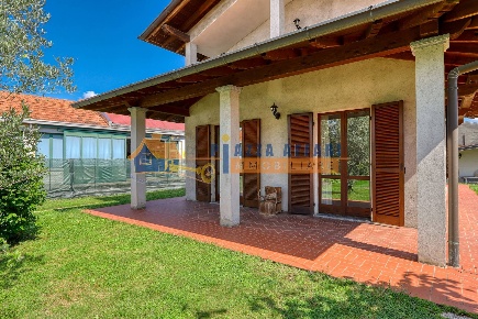 Foto Villa singola in via Matteotti, Carnago Centro di 194 m² con 4 locali