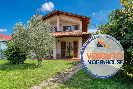 Foto Villa singola in via Matteotti, Carnago Centro di 194 m² con 4 locali