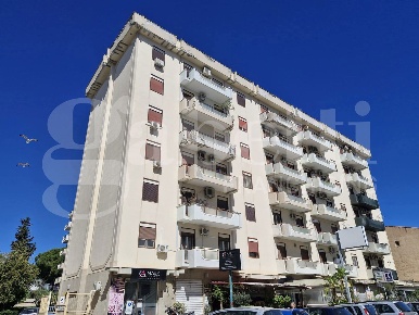 Foto Appartamento in Camillo Camilliani, Palermo di 135 m² con 4 locali