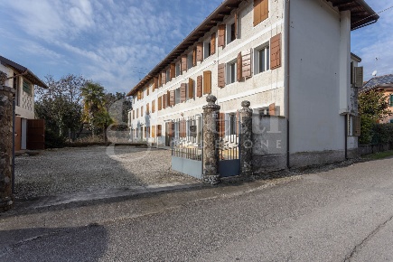 Foto Villa a schiera a Cordenons Centro di 210 m² con 10 locali in vendita