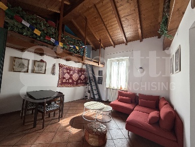 Foto Appartamento in Via Licinio 1, Erba Centro di 86 m² con 3 locali