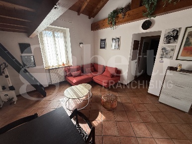 Foto Appartamento in Via Licinio 1, Erba Centro di 86 m² con 3 locali
