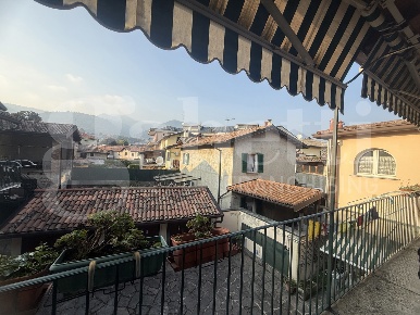 Foto Appartamento in Via Licinio 1, Erba Centro di 86 m² con 3 locali