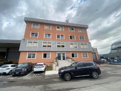 Foto Ufficio a Verona Zona Fiera di 220 m² con 8 locali in affitto
