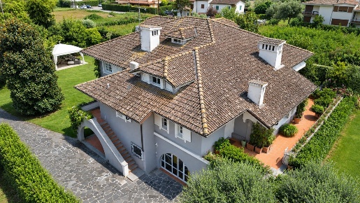 Foto Villa unifamiliare a Pietrasanta di 500 m² con 23 locali in vendita