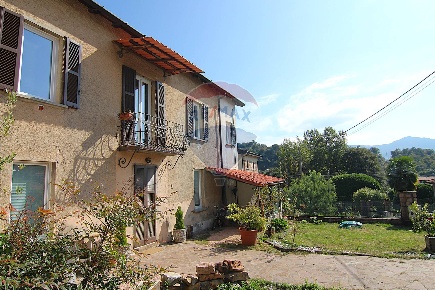 Foto Casa indipendente in Via Scampini, Cuasso al Monte Centro di 244 m²
