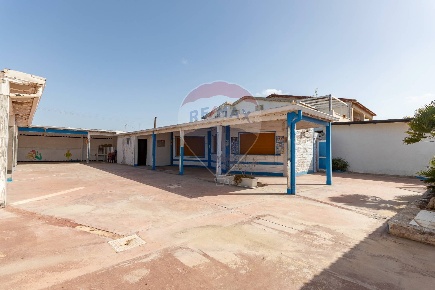 Foto Attività commerciale in Via Costa Esperia SNC, Vittoria di 500 m²