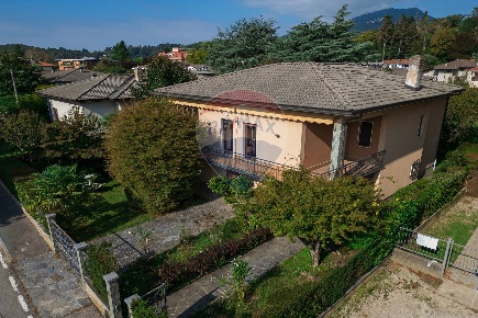Foto Villa singola in VIA CROCI MARIA, Induno Olona di 255 m² con 4 locali