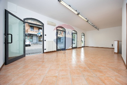 Foto Locale commerciale in Via Alessandro Manzoni, Seveso Centro di 83 m²