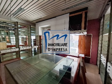 Foto Negozio in Strada Giuseppe Garibaldi, Parma Centro Storico di 60 m²