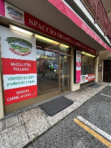 Foto Locale commerciale a Merate Centro di 200 m² con 2 locali in vendita