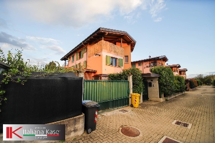 Foto Villa a schiera in via galliano, Foglizzo di 200 m² con 5 locali