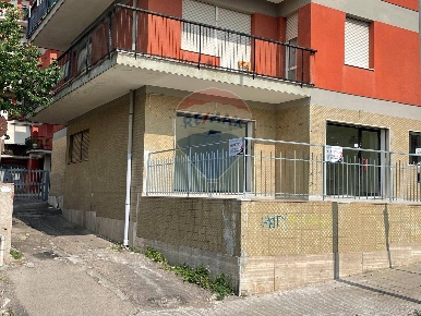 Foto Locale commerciale in Via Budapest, Sassari Rizzeddu - Monserrato
