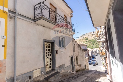 Foto Casa indipendente in via  Nuova, Malvagna di 160 m² con 4 locali