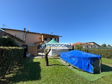 Foto Villa bifamiliare in Via Alteta, Massa Zona Industriale di 120 m²