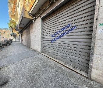 Foto Attività commerciale in Via Paolo Della Valle, Napoli Soccavo