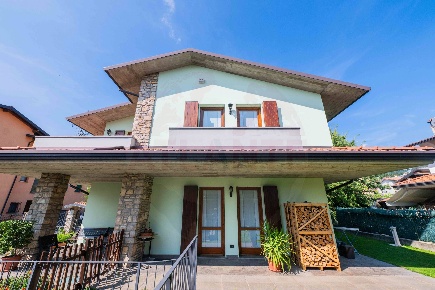 Foto Villa bifamiliare in via Padania, Corte Franca di 227 m² con 6 locali