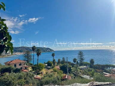 Foto Villa singola in Strada Acquasanta, Bordighera di 200 m² con 6 locali