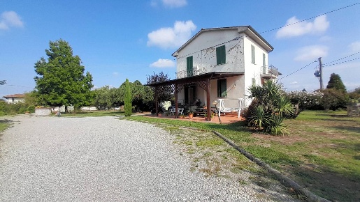 Foto Villa singola a Castelfranco di Sotto Orentano di 250 m² con 6 locali