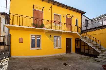 Foto Casa indipendente in Via Giuseppe Mazzini, Marone Centro di 75 m²