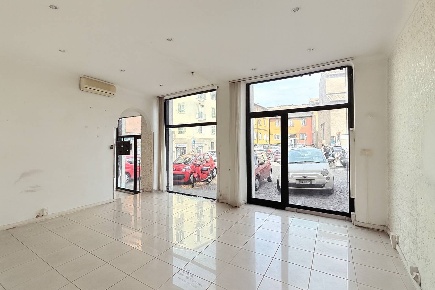 Foto Locale commerciale in Piazza San Sisto, Viterbo di 40 m² con 2 locali