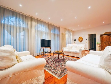 Foto Villa unifamiliare a Monticello Brianza di 250 m² con 5 locali