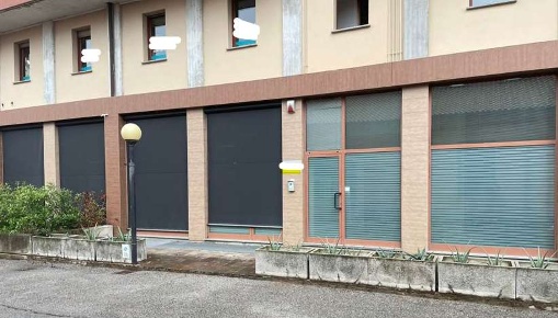 Foto Ufficio in Via Alessandro Volta 49, Erba Centro di 268 m² con 5 locali