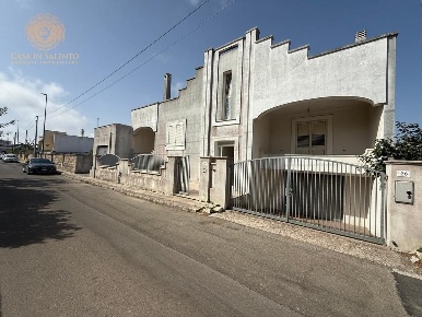 Foto Casa indipendente a Castrignano del Capo Centro di 243 m² in vendita