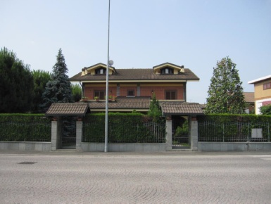 Foto Villa unifamiliare a Rivalta di Torino Centro di 350 m² con 10 locali