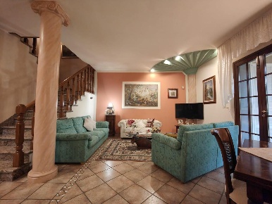 Foto Casa indipendente a Cerreto Guidi Stabbia di 270 m² con 10 locali