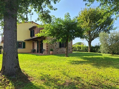 Foto Rustico a Castelfranco di Sotto Orentano di 180 m² con 8 locali