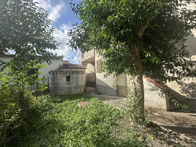 Foto Villa unifamiliare a Campli di 315 m² con 13 locali in vendita