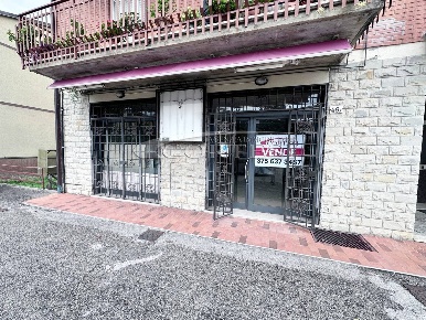 Foto Locale commerciale a Perugia di 80 m² con 3 locali in vendita