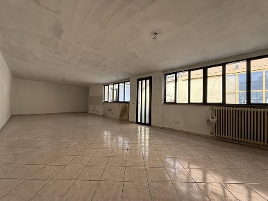 Foto Magazzino in via redipuglia, Arluno Centro di 100 m² con 1 locali