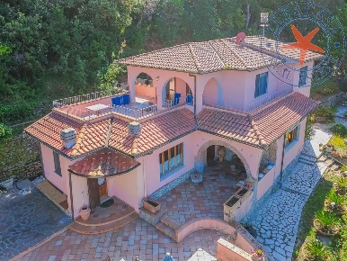 Foto Villa unifamiliare a Marciana di 246 m² con 11 locali in vendita