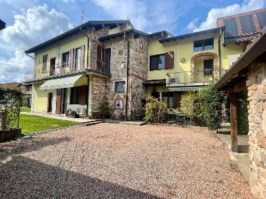 Foto Casa indipendente in Via Mazzini, Lozza di 280 m² con 8 locali