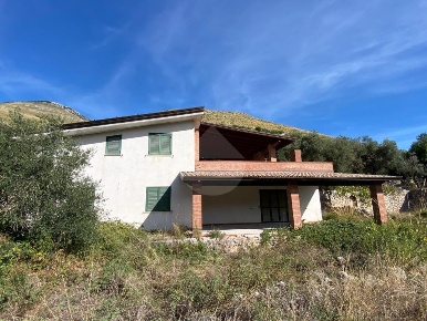 Foto Villa unifamiliare in VIA SAN ORSOLA, Itri di 200 m² con 9 locali