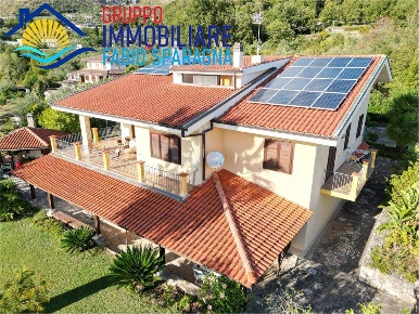 Foto Villa unifamiliare a Formia Castellonorato di 450 m² con 14 locali