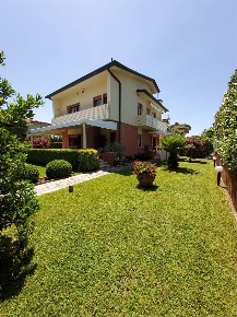 Foto Villa unifamiliare in Via B. Croce, Forte dei Marmi Vittoria Apuana