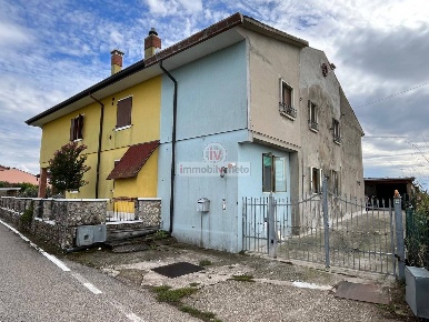 Foto Villa bifamiliare in VIA TURATI, Lonigo Centro di 231 m² con 10 locali
