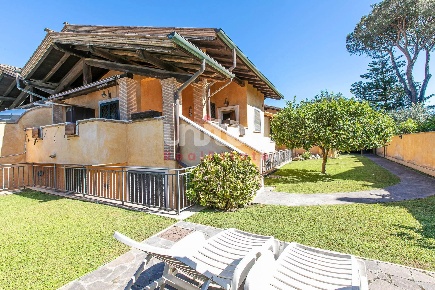 Foto Villa unifamiliare in Via Antonio Cifra, Roma Infernetto di 203 m²