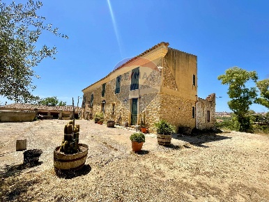 Foto Rustico in Contrada Piano, Mazzarino Centro di 579 m² con 14 locali