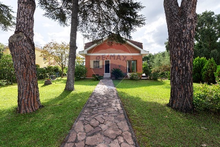 Foto Villa singola in Via Giovanni Bolzoni, Roma Infernetto di 221 m²