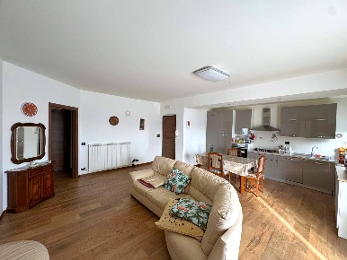 Foto Appartamento a Santa Vittoria in Matenano di 111 m² con 5 locali